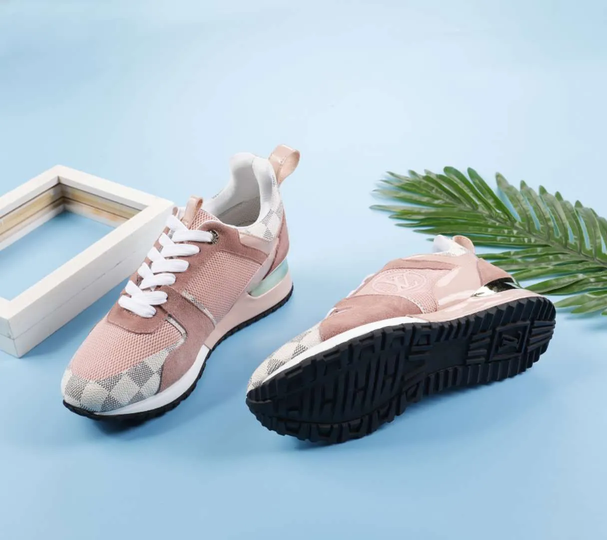 👟👟Ex-factory price 400👟👟 Men's size +10 Couple style, 2019 spring and summer new LOUIS VUITTON The same style of casual sports shoes is launched on Louis Vuitton's official website. Fabric: imported cowhide/cow velvet/breathable mesh, (imported mesh with silicone LV logo), rubber combination outsole, 2cm behind the sole, built-in 0.5cm comfortable feet, size 35-41 for women, 39-46 for men, welcome new and old customers to repost pictures for sale